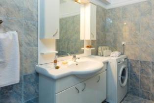 Ensuite Bathroom comes with a laundry machine